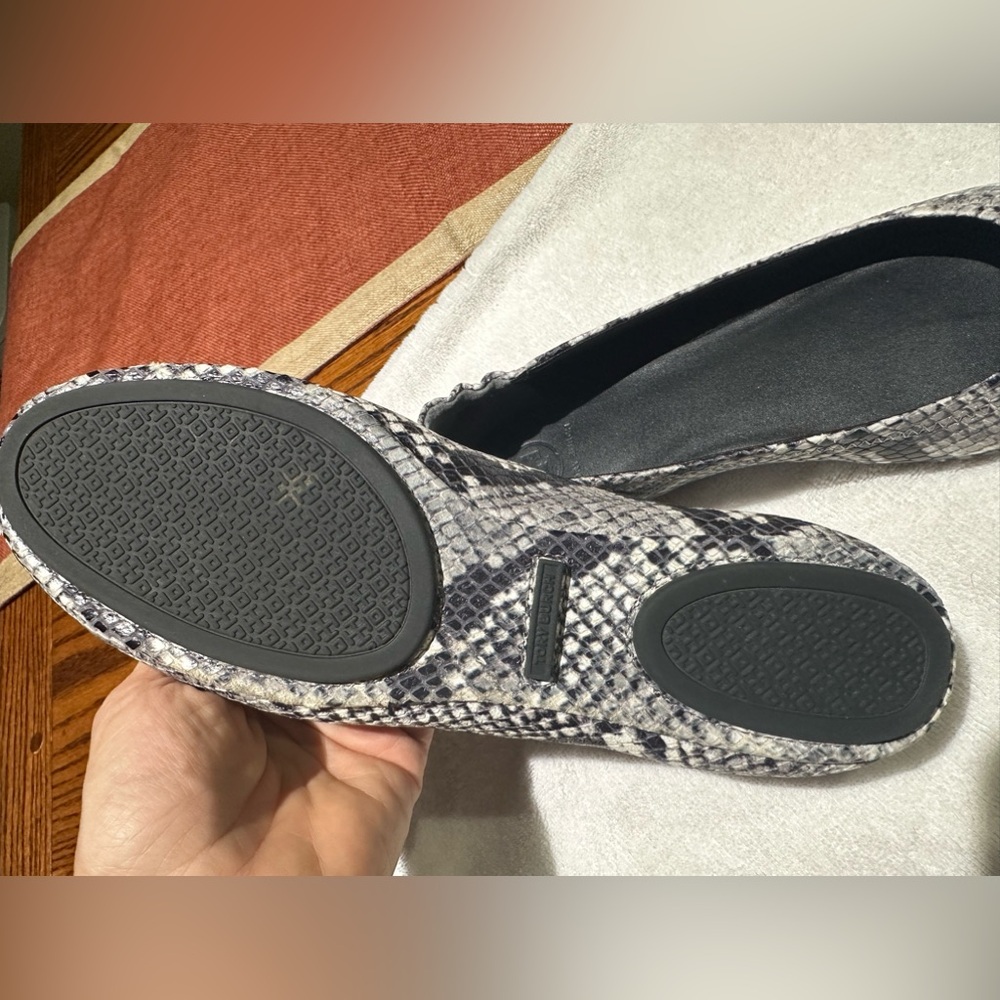TORY BURCH MINNIE BALLET FLATS SIZE 8 BLACK & WHITE SNAKE PRINT - Picture 9 of 11